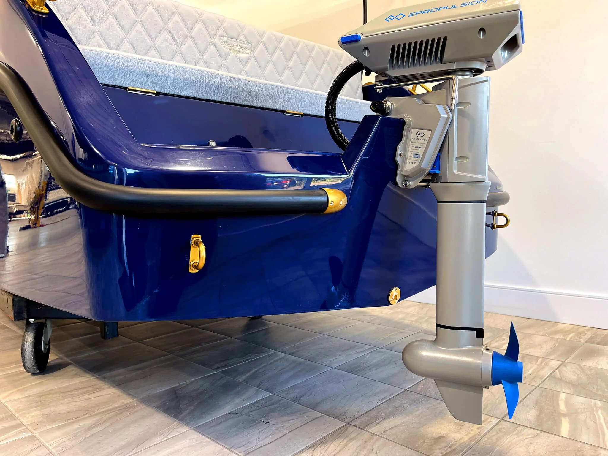 Vision Marine Technologies Volt 180